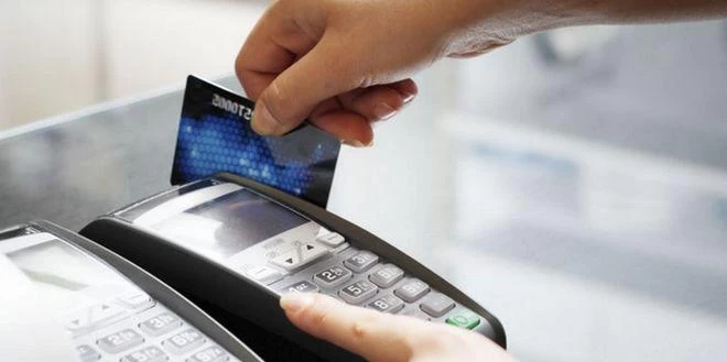 Τα πάνω-κάτω στις συναλλαγές με κάρτα-Αλλαγές σε αφορολόγητο, πληρωμές με μετρητά και έξτρα χαράτσι 22%